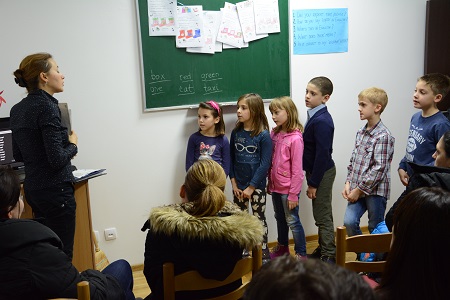 Učenici školskog uzrasta na priredbi